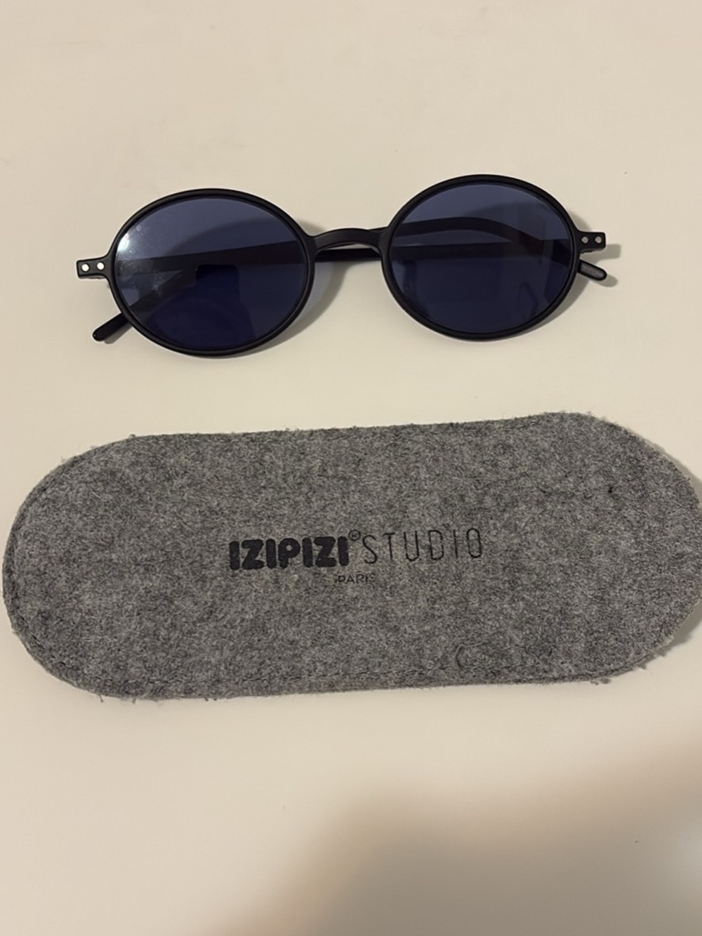 IZIPIZI Studio Women's Round Sunglasses in Black with Blue Lenses